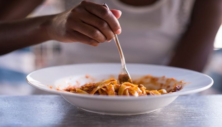 Mangiare un bel piatto di pasta col sugo