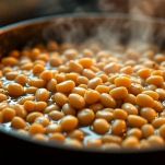 Fagioli in pentola durante la bollitura lenta