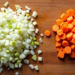 Verdure tritate in pentola con olio caldo