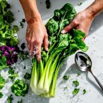 Verdure verdi immerse nel brodo