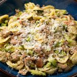 Pasta con broccoli e salsiccia cremosa in padella
