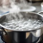 Pasta corta che cuoce nell’acqua salata