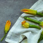 Fiori lavati e tagliati a striscioline