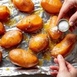 Disponi su carta alluminio e condisci