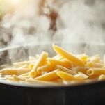 Penne con sugo e gamberi