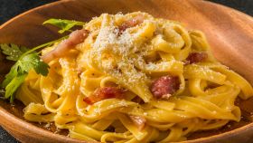 Piatto di fettuccine con la pancetta
