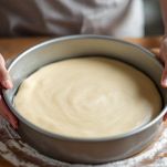 Dividete l’impasto e stendete la parte più grande