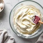 Unite le uova montate e lavorate ancora