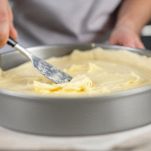 Impasto disposto e livellato in teglia imburrata