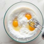 Sbattete uova e zucchero fino chiaro