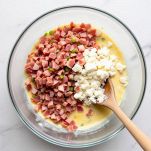 Aggiungete pancetta e porro