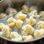 Cimette di cavolfiore bollite in acqua salata