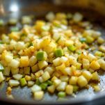 Porri affettati che soffriggono in padella