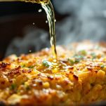 Polpettone dorato in padella durante la cottura