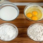 Quattro ciotole con ingredienti per panatura