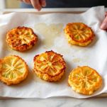 Pomodori fritti su carta da cucina