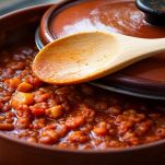 Pentola con ragù in lenta cottura