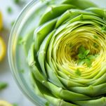 Carciofi immersi in acqua e limone