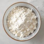 Ciotola con farina pronta per l’impasto