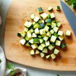 Tagliere con zucchine fresche a cubetti