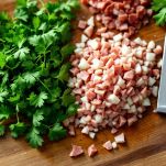 Ingredienti tritati su tagliere