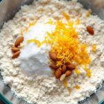 Ciotola con polveri e aromi mescolati