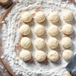 Palline allineate sul tavolo