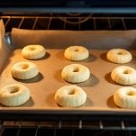 Teglia con dolci appena sfornati