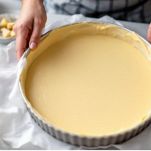 Stampo con impasto, mele e crumble