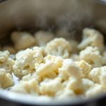 Pentola con cavolfiore bollito