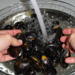 Lava sotto acqua corrente