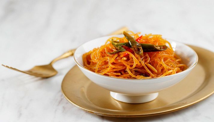 Spaghetti fritti con il ketchup