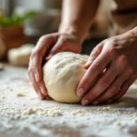 Mani che lavorano la pasta