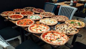 Tante pizze di gusti diversi sul tavolo
