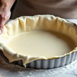 Pasta frolla stesa su piano infarinato