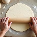 Pasta stesa su carta da forno