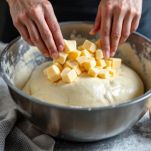 Pezzi di groviera incorporati nell’impasto lievitato