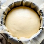 Impasto posto in stampo imburrato e rivestito di carta forno, pronto per seconda lievitazione