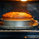 Torta di Pasqua salata dorata in forno