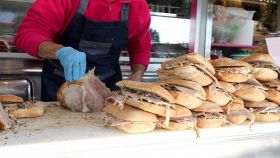 Uomo prepara gustosi panini con maiale arrosto