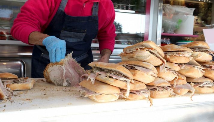 Uomo prepara gustosi panini con maiale arrosto