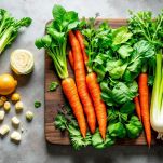 Spinaci, carote, sedano e bietole lavati su un tagliere