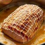 Vitello arrosto a riposo nel tegame