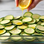 Pirofila con fettine di zucchine irrorate con succo di limone