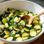 Ciotola con zucchine marinate condite con prezzemolo e pepe