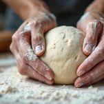 Impasto di farina e uova lavorato sul piano.