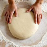 Impasto steso su superficie infarinata.