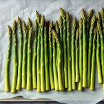 Pirofila con asparagi allineati pronti per il condimento