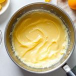 Pentolino con margarina fusa e farina mescolata con frusta