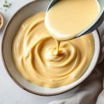 Ciotola con salsa bianca cremosa pronta per essere usata